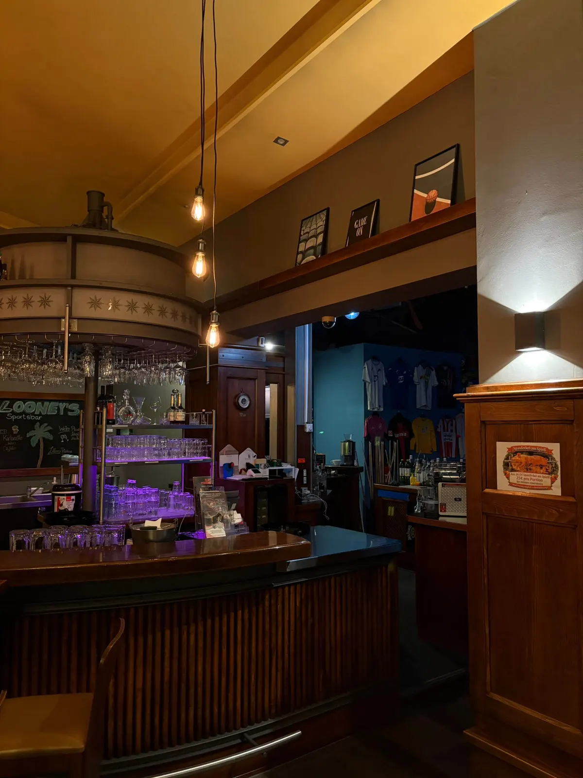 Bar-Atmosphäre mit Edison-Beleuchtung
