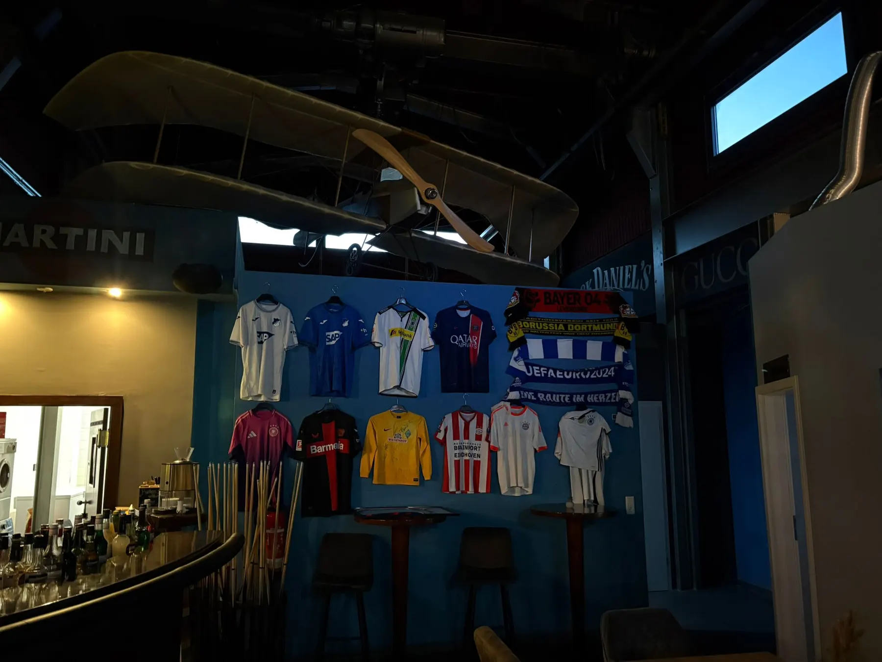 Trikot-Wand mit Schals